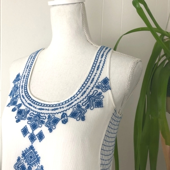 THML ✦ White Blue Embroidered Sleeveless Top ✦ Floral Hi-Low Hem Size XS NWT - Picture 5 of 16
